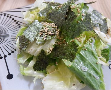 レタスと海苔のサラダの写真