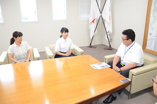 201607全国競技かるた中学生選手権大会出場者表敬訪問の様子の写真