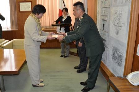 自衛隊栃木地方協力本部長より委嘱状が交付時の写真 自衛隊栃木地方協力本部長より委嘱状が交付時の写真