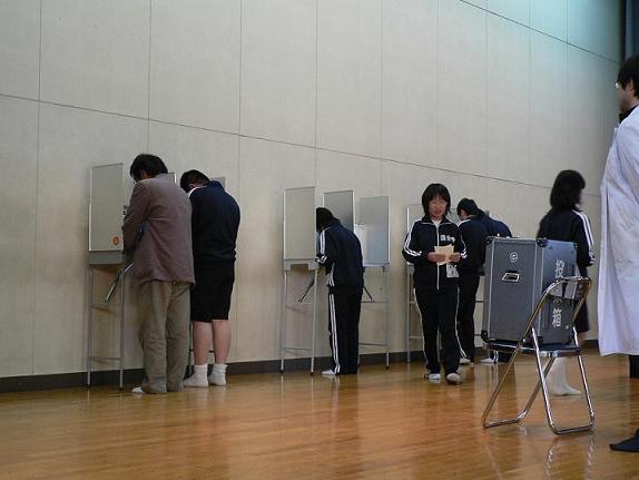 国分寺中学校での投票風景