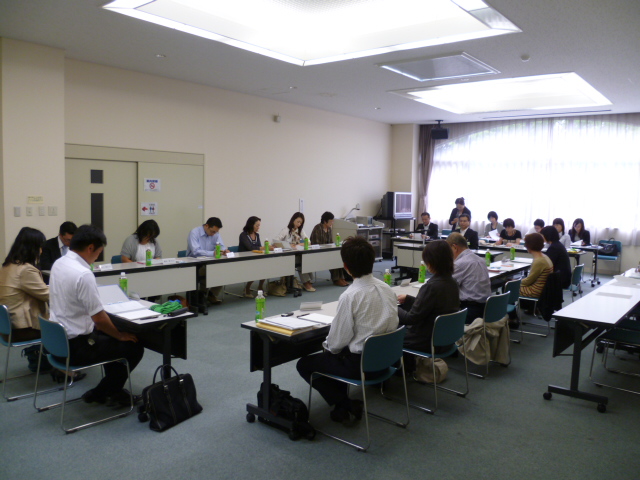 平成25年度第1回下野市子ども・子育て会議の会議風景写真 平成25年度第1回下野市子ども・子育て会議の会議風景写真