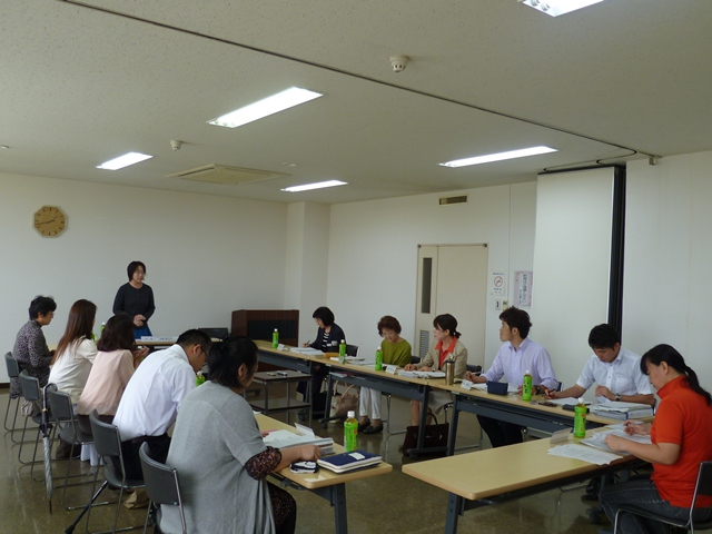 平成26年度第1回子ども・子育て会議の会議風景写真