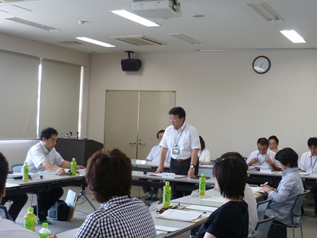 平成27年度第1回子ども・子育て会議での市長あいさつ写真