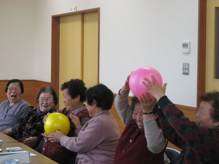 ふれあいサロンで楽しいゲームをしている写真