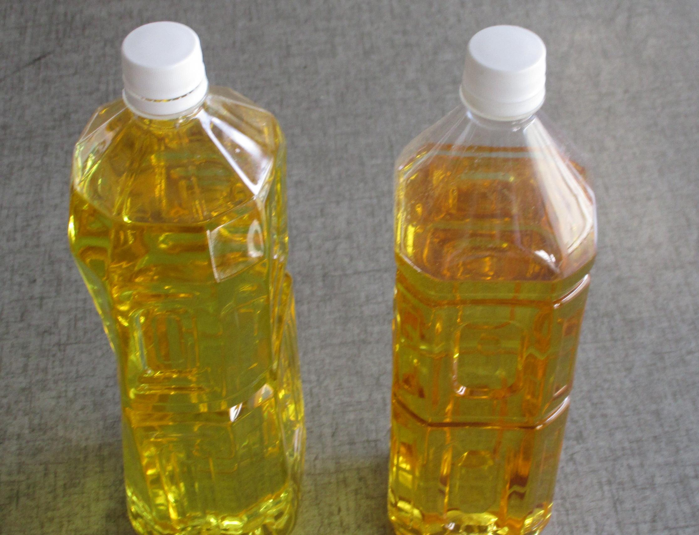 ペットボトルに入った油の写真 ペットボトルに入った油の写真