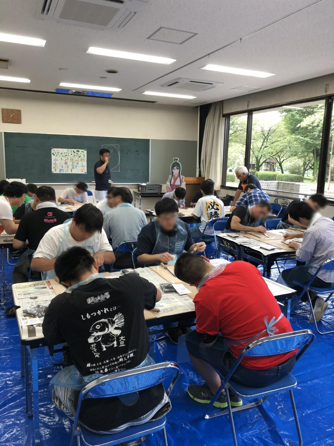 勾玉づくりに励む参加者の方の様子 勾玉づくりに励む参加者の方の様子