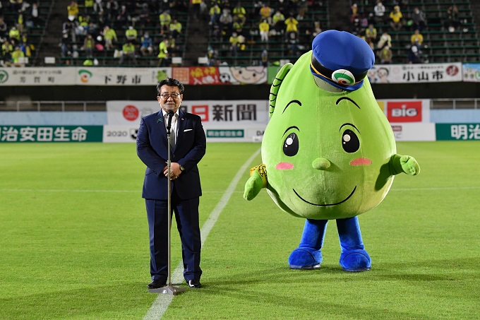 試合前の挨拶をする市長