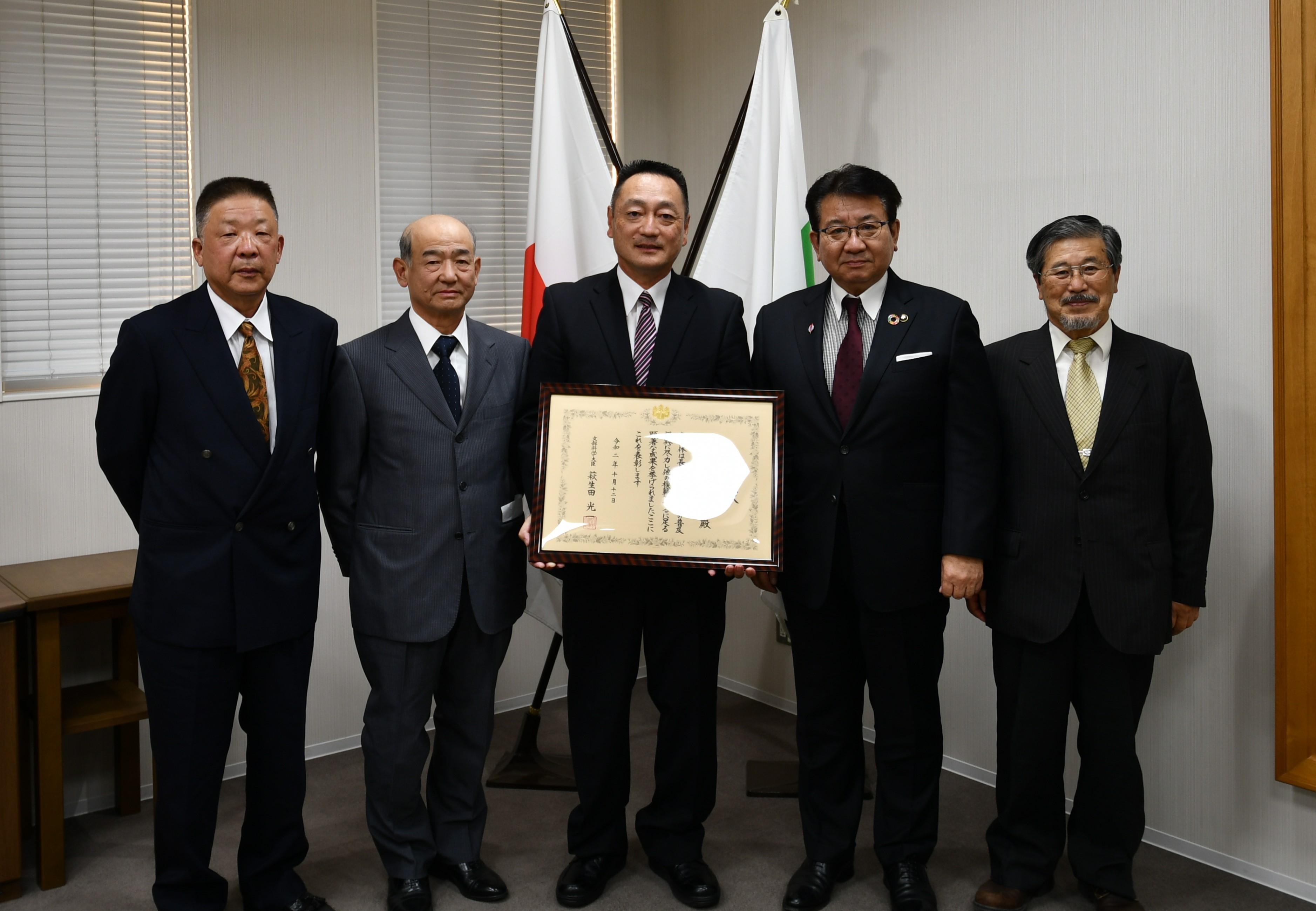 受賞した下野市テニス協会の皆さまと市長