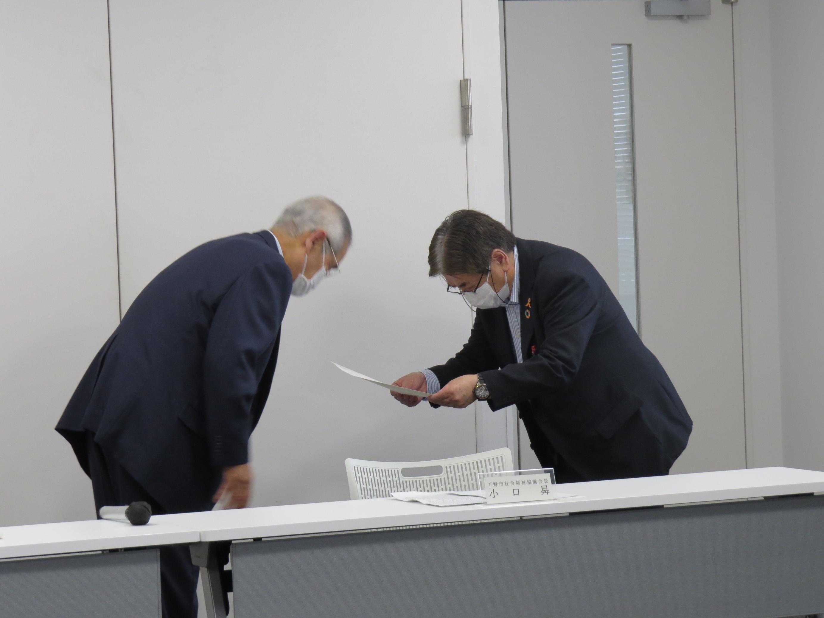 小口社協会長より林委員に委嘱状交付 小口社協会長より林委員に委嘱状交付