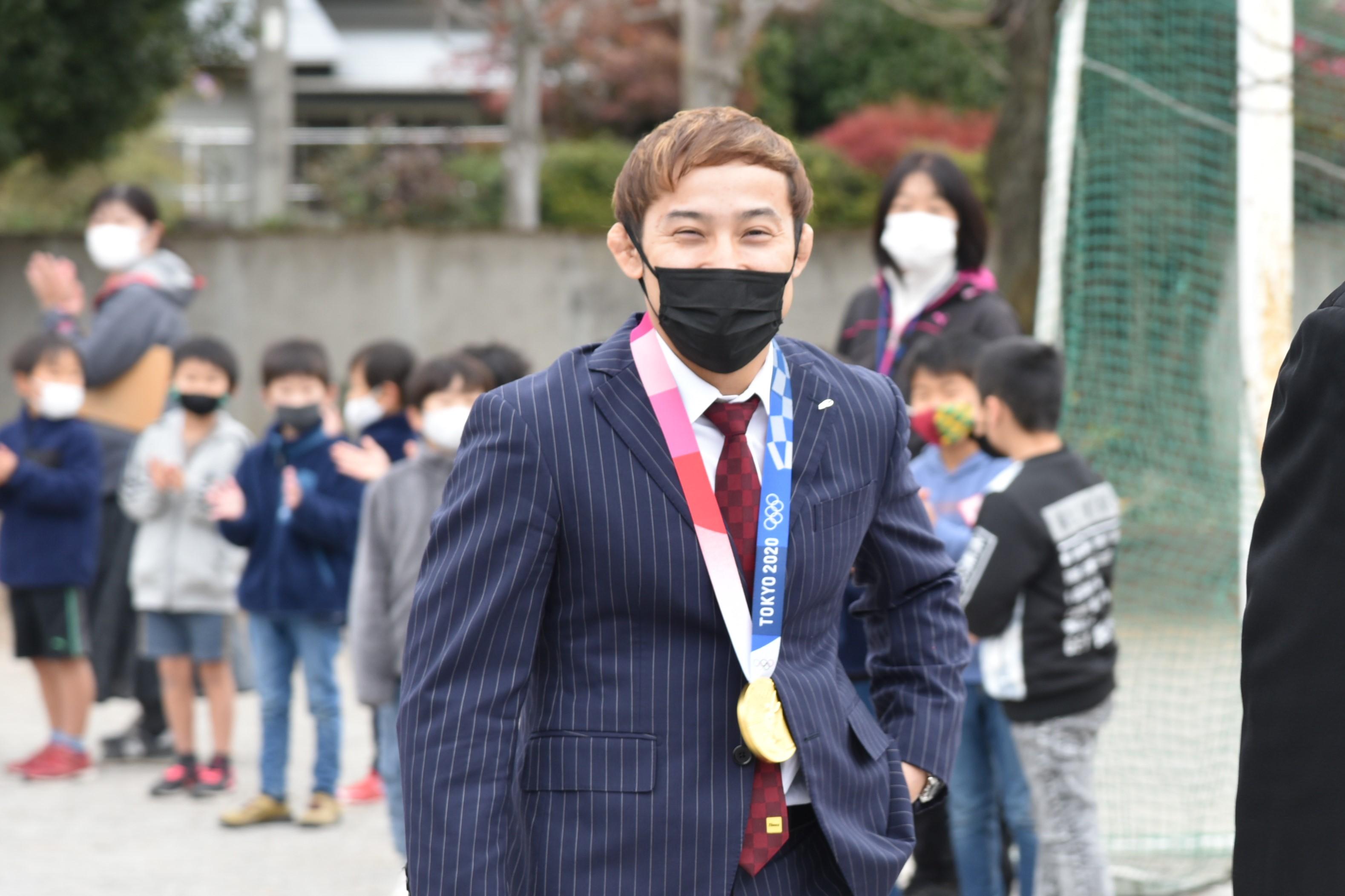 児童のお出迎えに笑顔を見せる髙藤選手 児童のお出迎えに笑顔を見せる髙藤選手