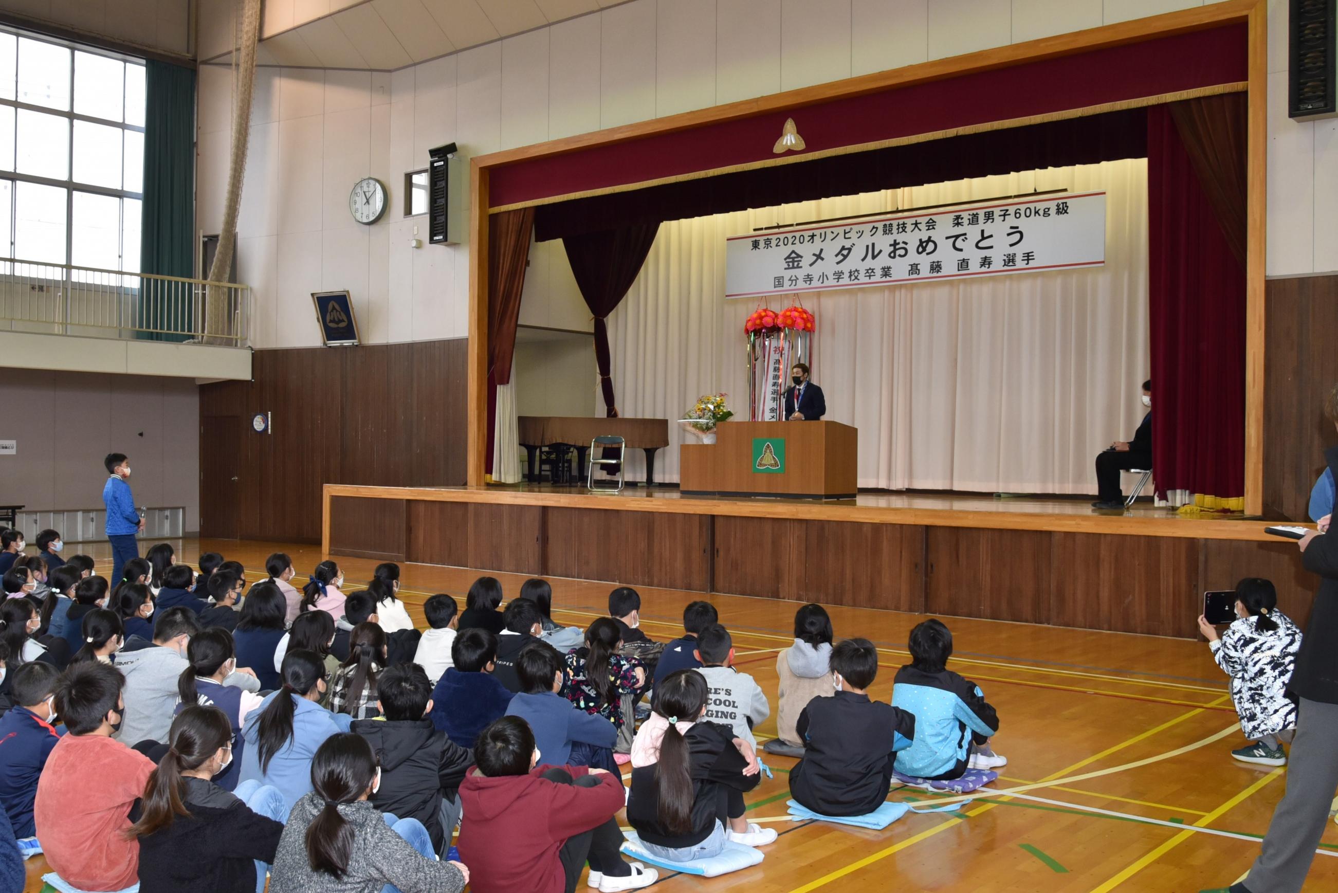 体育館で挨拶する髙藤選手 体育館で挨拶する髙藤選手