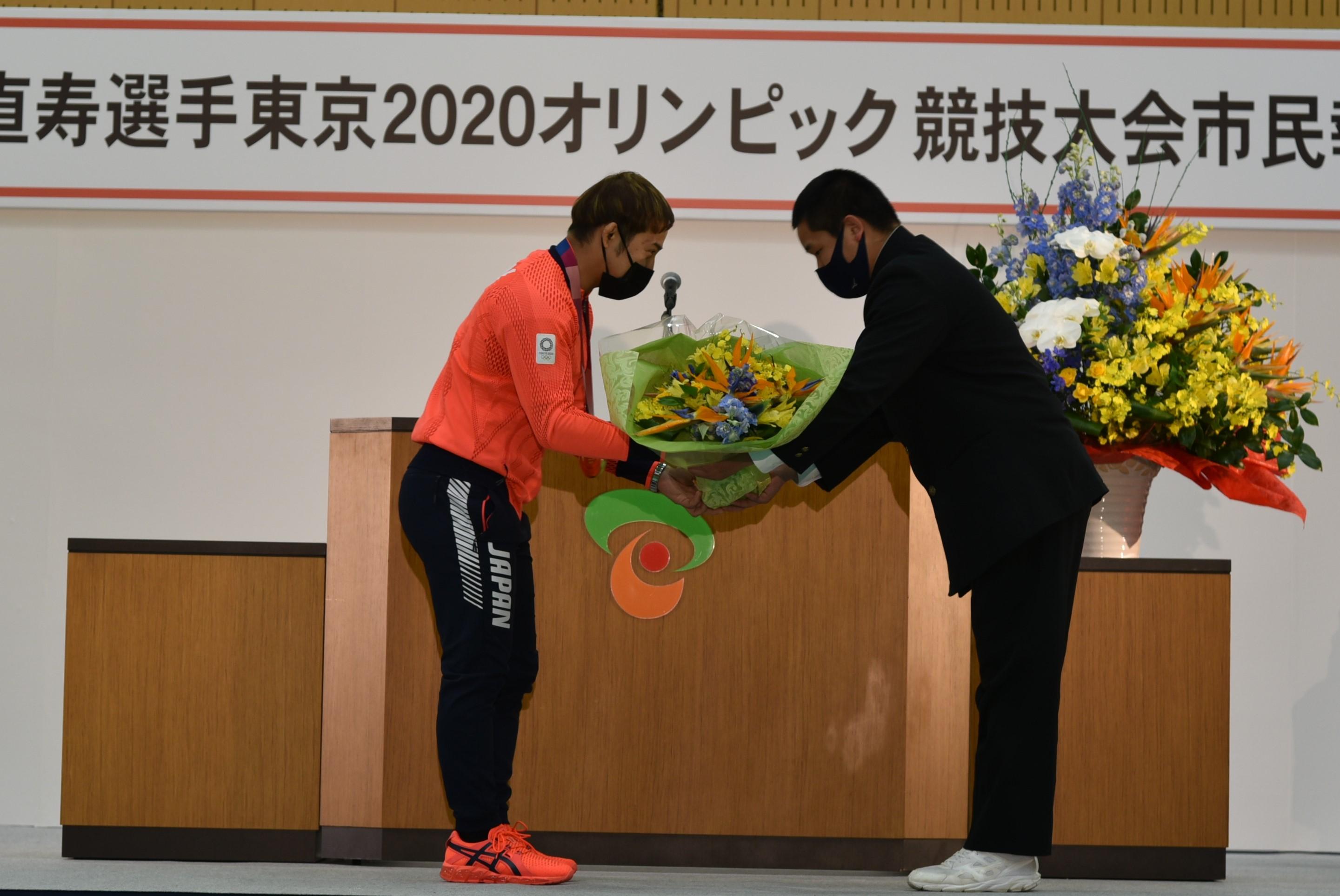 市民報告会での花束贈呈 市民報告会での花束贈呈