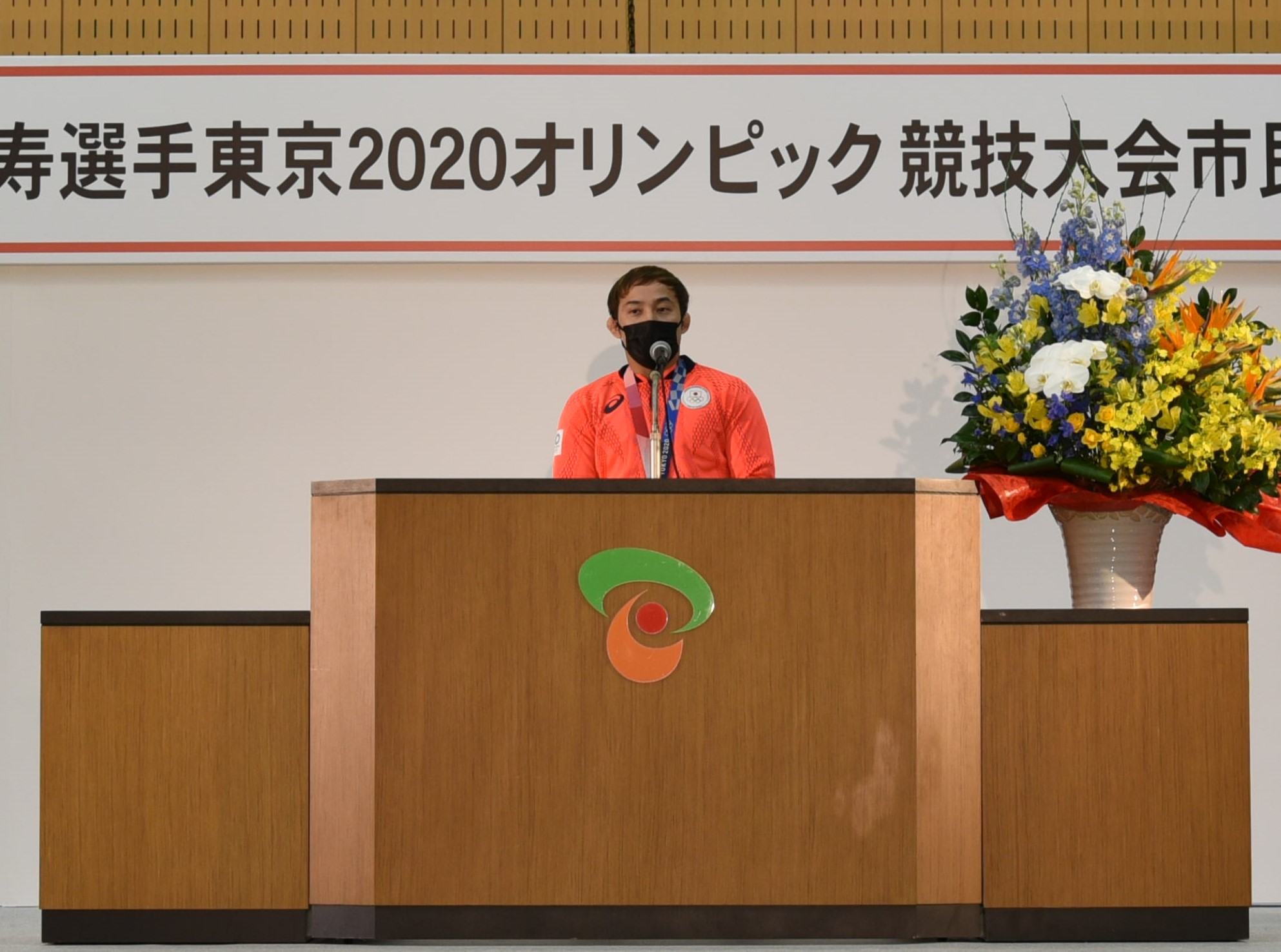 壇上で挨拶する髙藤選手 壇上で挨拶する髙藤選手