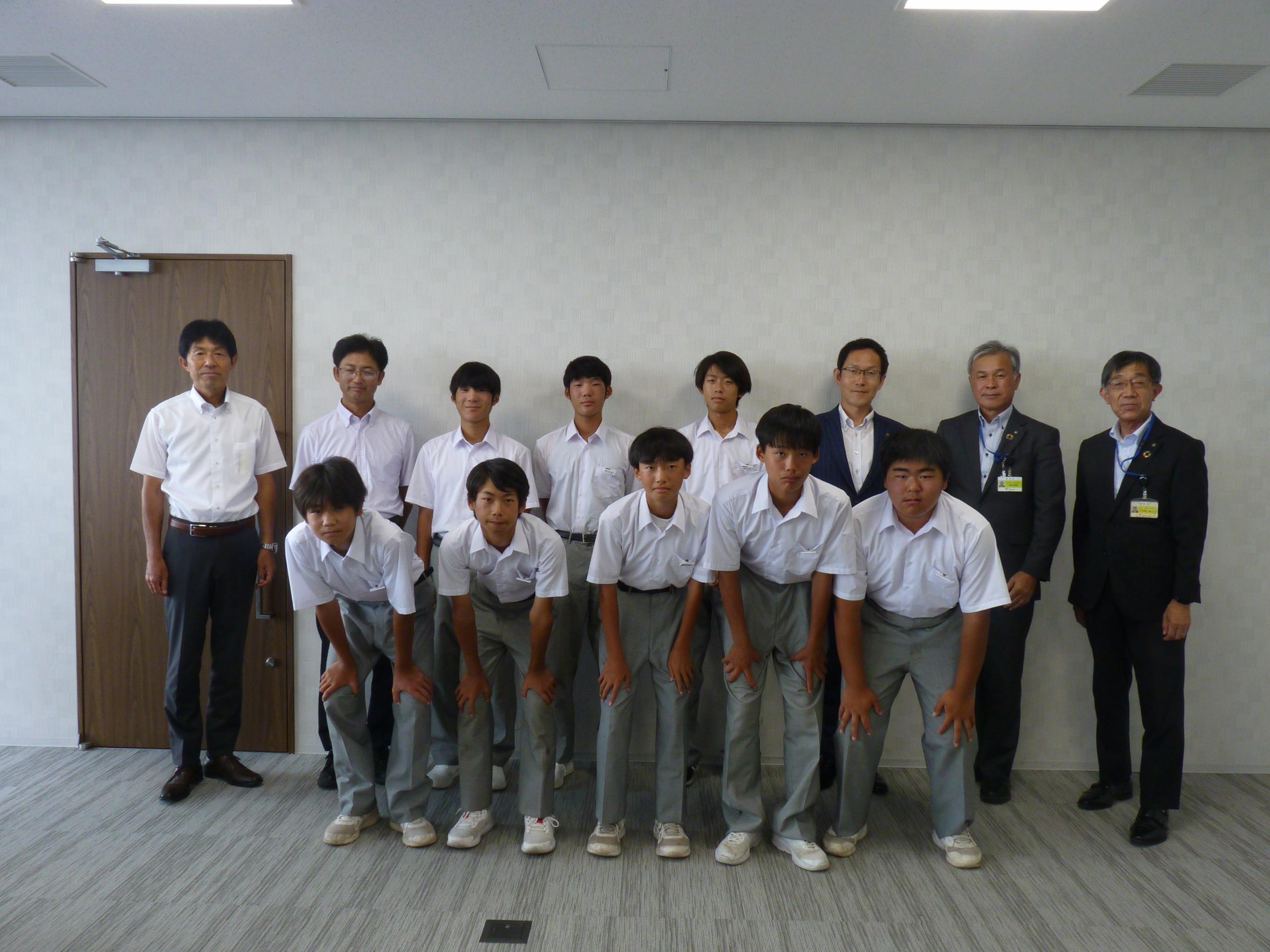 南河内小中学校男子ソフトテニス部の選手たち