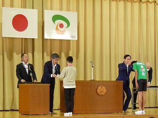 メダルと表彰状の授与