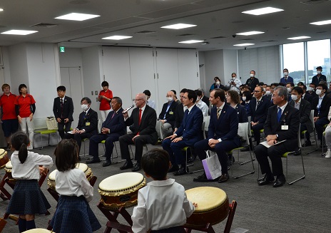 和太鼓の演奏の感想を述べる大使