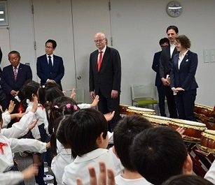 手話ダンスで大使を見送る園児たち