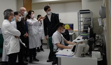 自治医科大学を視察する大使と大使館のみなさん