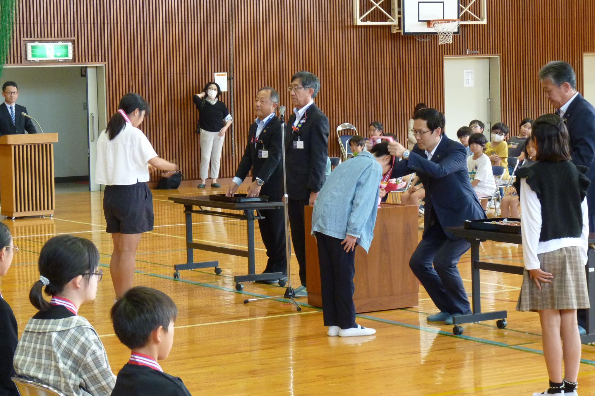 メダルおよび賞状の授与