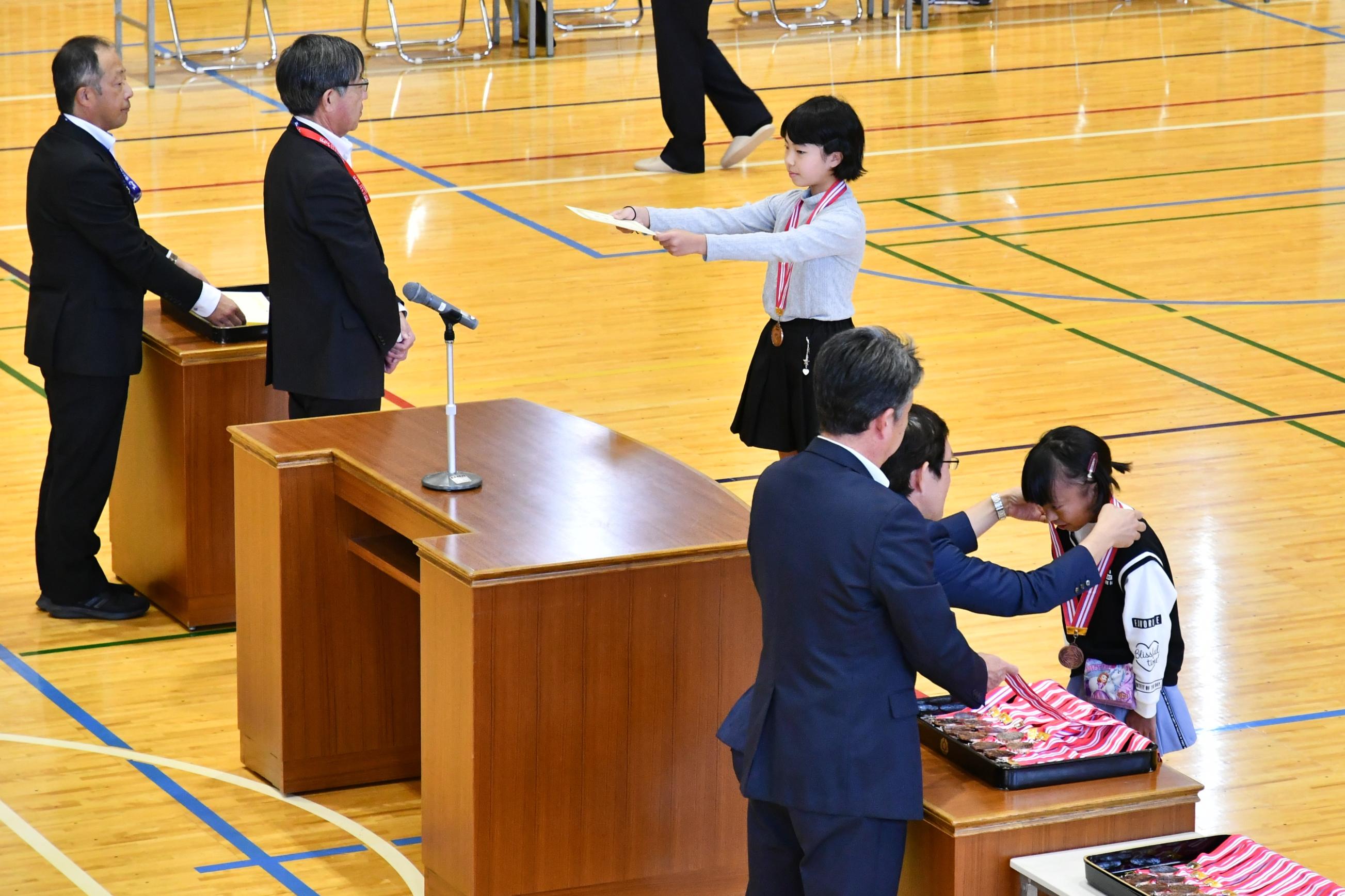 メダル及び賞状の授与1