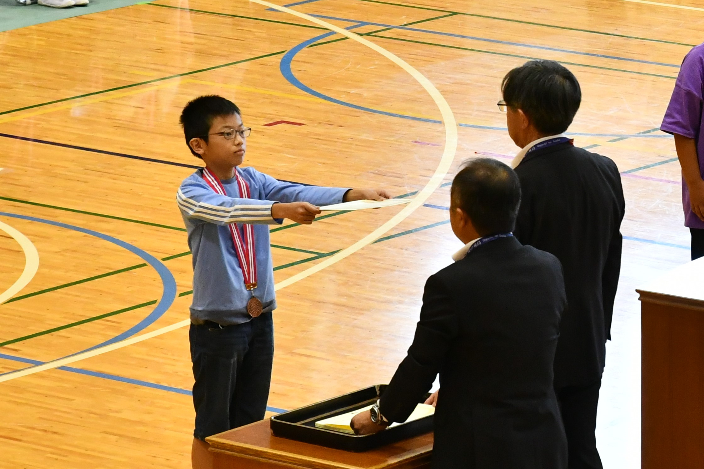 賞状を受け取っている児童
