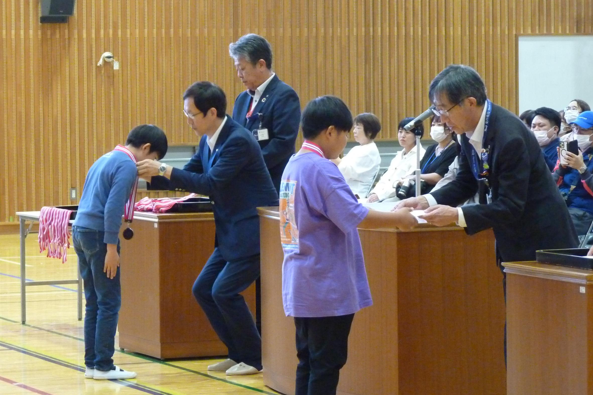 メダル及び賞状の授与2