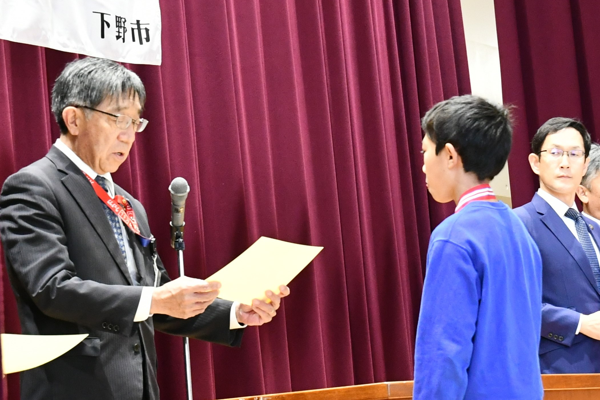 賞状を授与される児童の様子