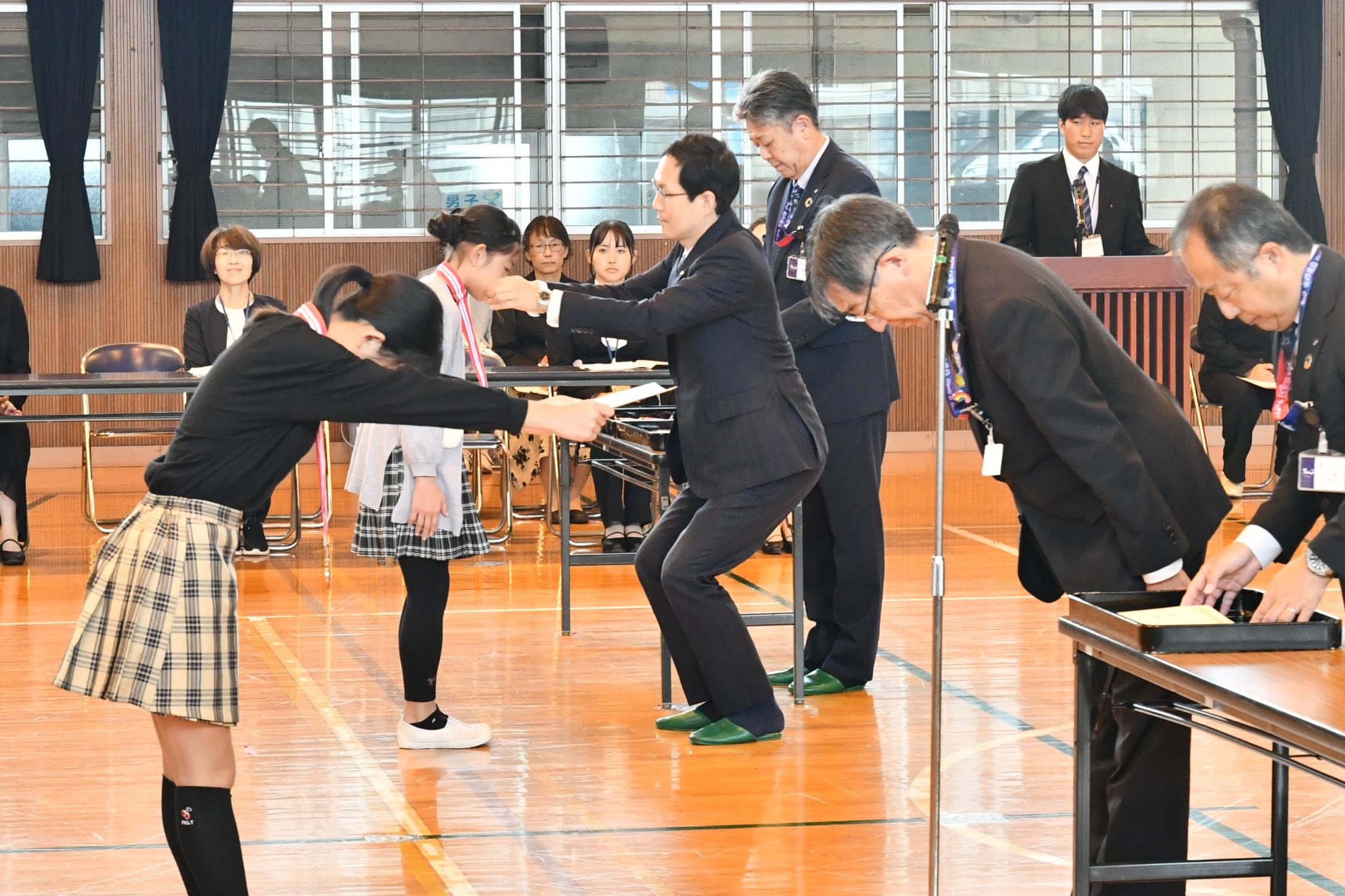 メダルと表彰状を授与される児童の様子