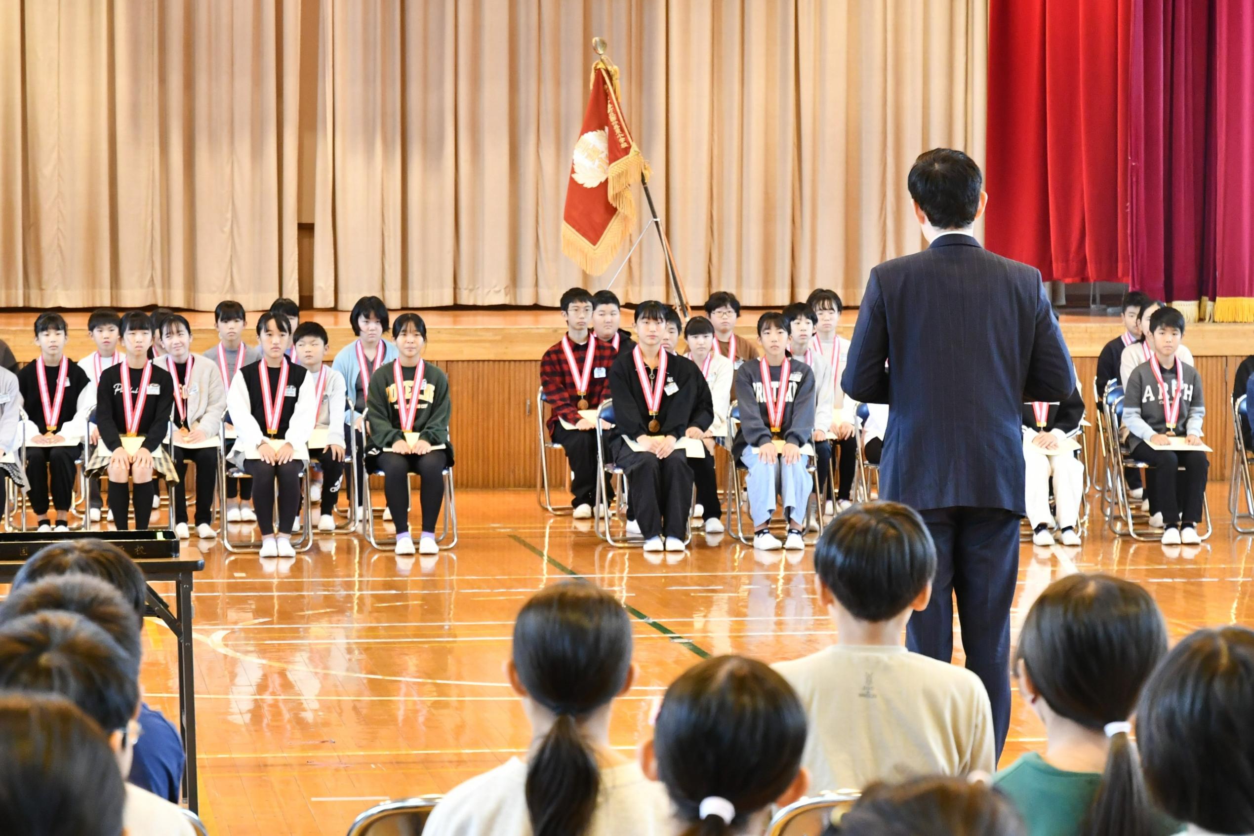 市長挨拶を聞く児童の様子