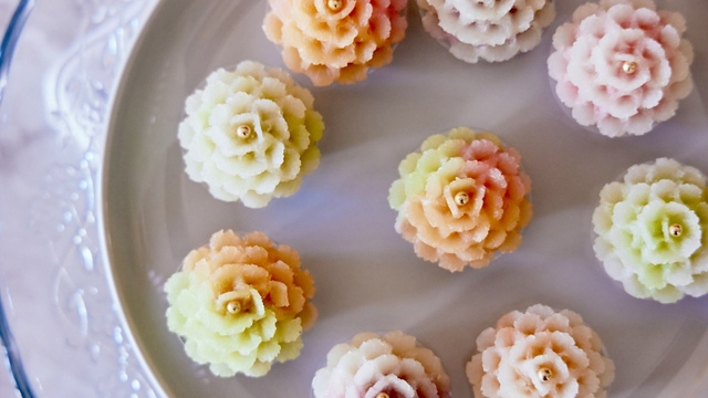 色鮮やかな花のかたちのお菓子、カノム