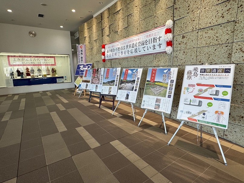 下野市役所南玄関パネル展示の様子