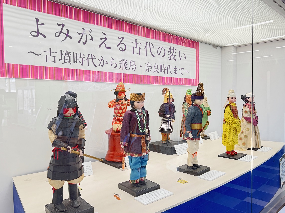 古代の鎧や儀式の際の装束などを着た人形の数々