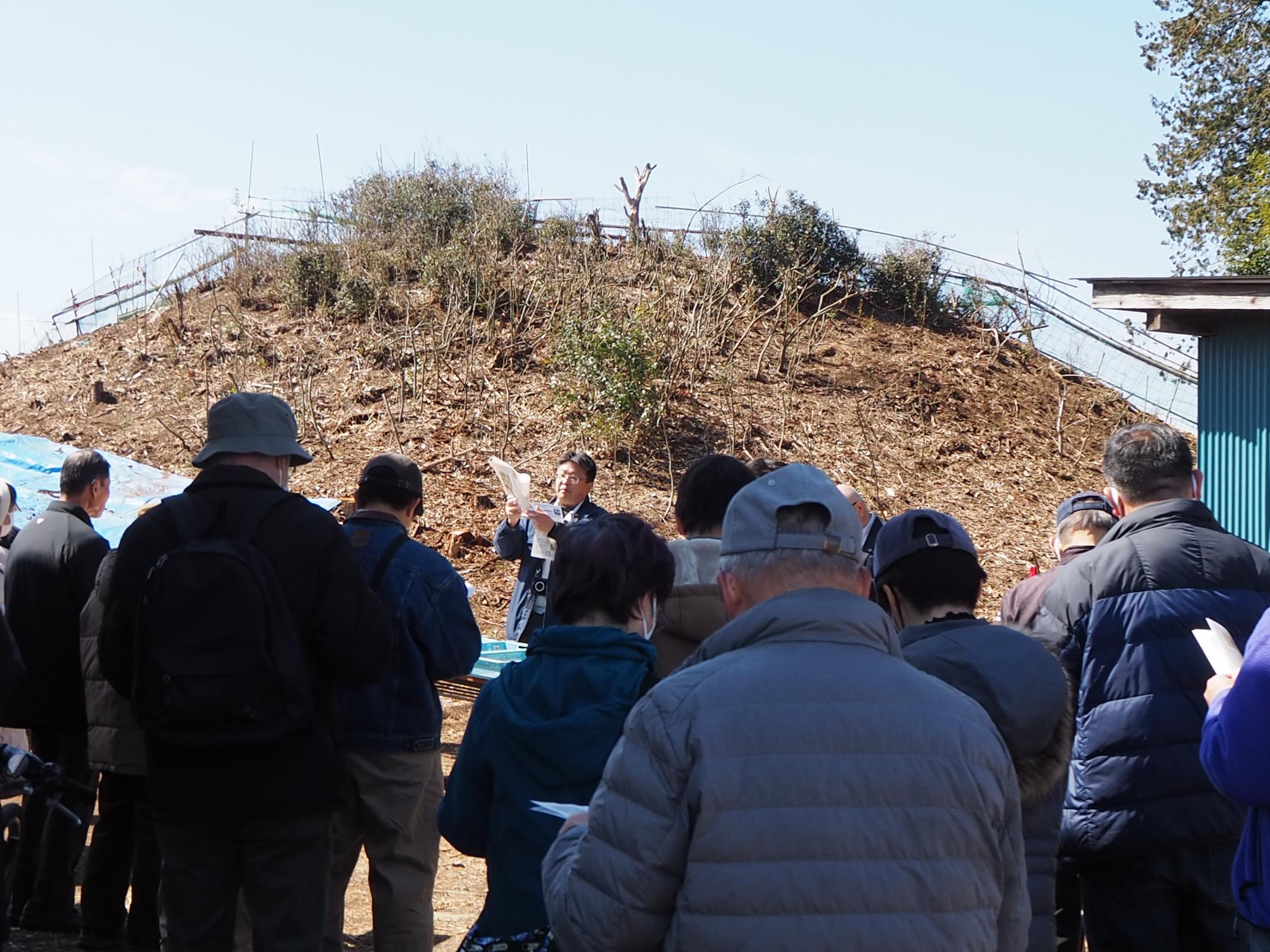 御鷲山古墳現地説明会当日の様子