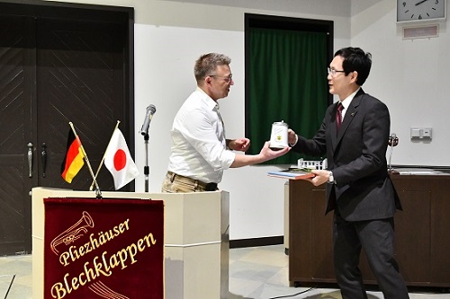 坂村市長におみやげを手渡すフランツさん
