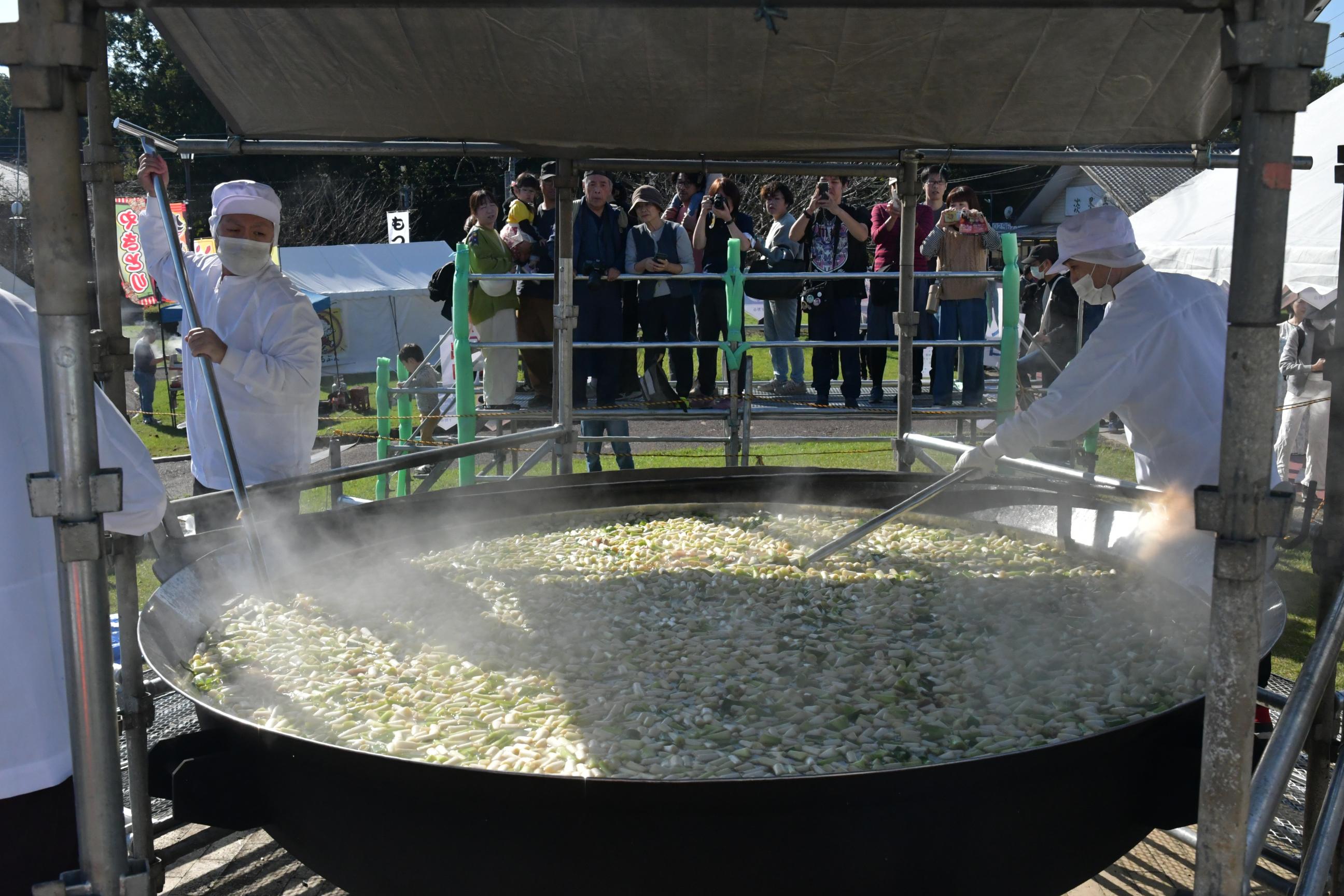 東の飛鳥「芋煮会」の大鍋