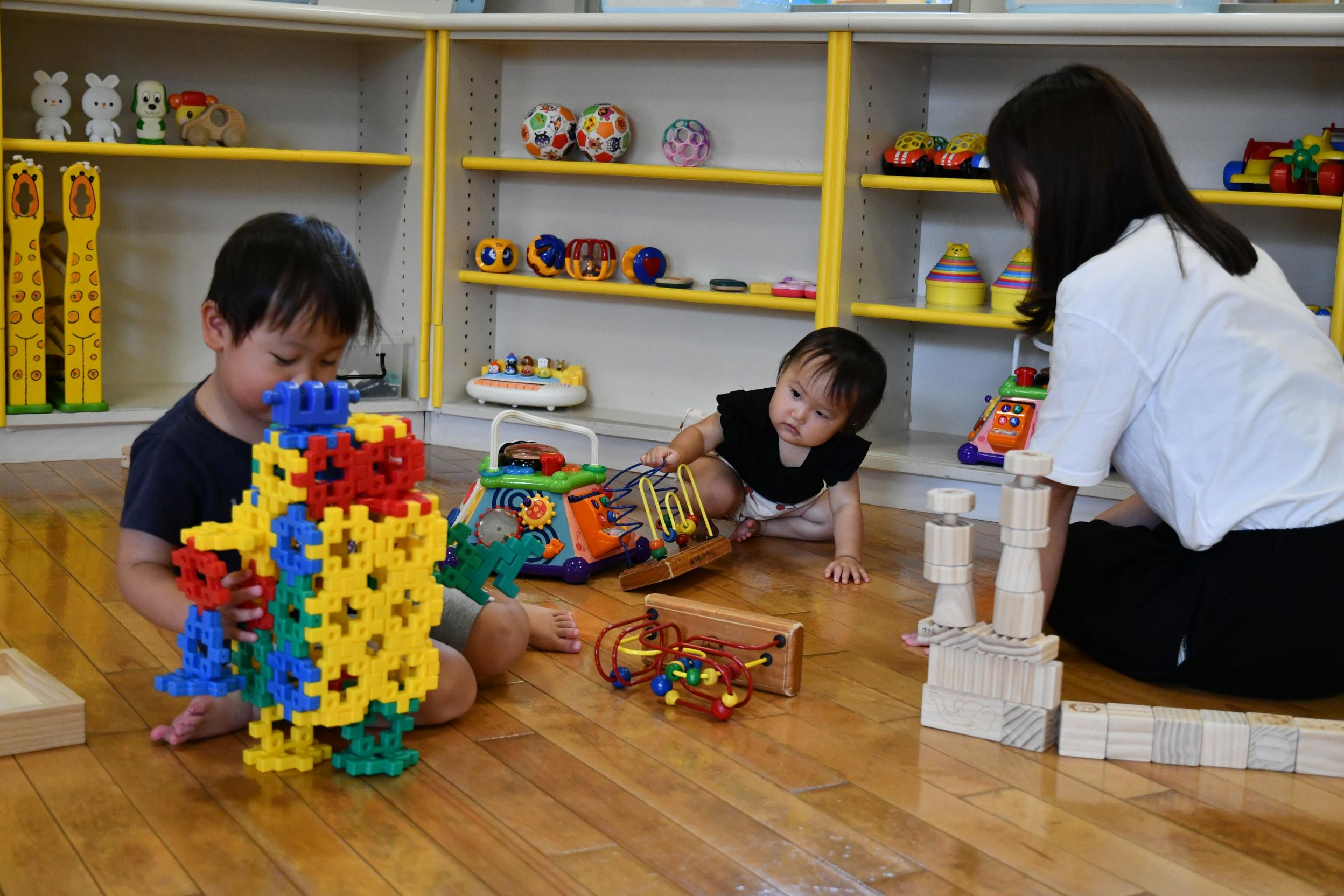 子育て支援センターで遊ぶ親子